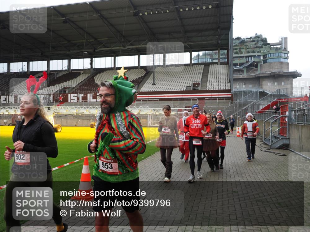 07.12.2025 - St. Pauli X-Mass-Run No. 15 Fabian Wolf http://msf.ph/oto/9399796 07.12.2025 11:02:58 Ziel 151, 160, 502, 574, 599, 602, 612, 875, 880, 953, 997, 1102, 1644, 1668, 1670, 4809 meine-sportfotos.de