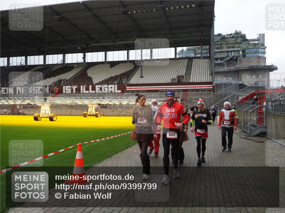 07.12.2025 - St. Pauli X-Mass-Run No. 15 Fabian Wolf http://msf.ph/oto/9399799 07.12.2025 11:02:59 Ziel 151, 160, 502, 574, 599, 602, 612, 875, 880, 953, 997, 1102, 1644, 1668, 1670, 4809 meine-sportfotos.de