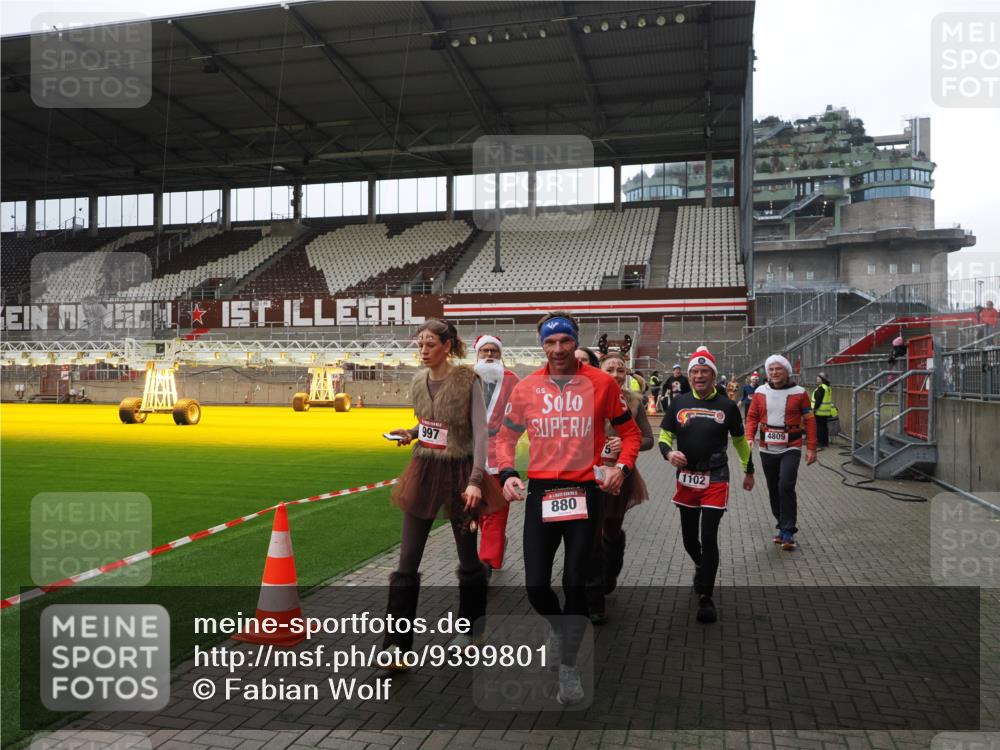 07.12.2025 - St. Pauli X-Mass-Run No. 15 Fabian Wolf http://msf.ph/oto/9399801 07.12.2025 11:02:59 Ziel 151, 160, 502, 574, 599, 602, 612, 875, 880, 953, 997, 1102, 1644, 1668, 1670, 4809 meine-sportfotos.de