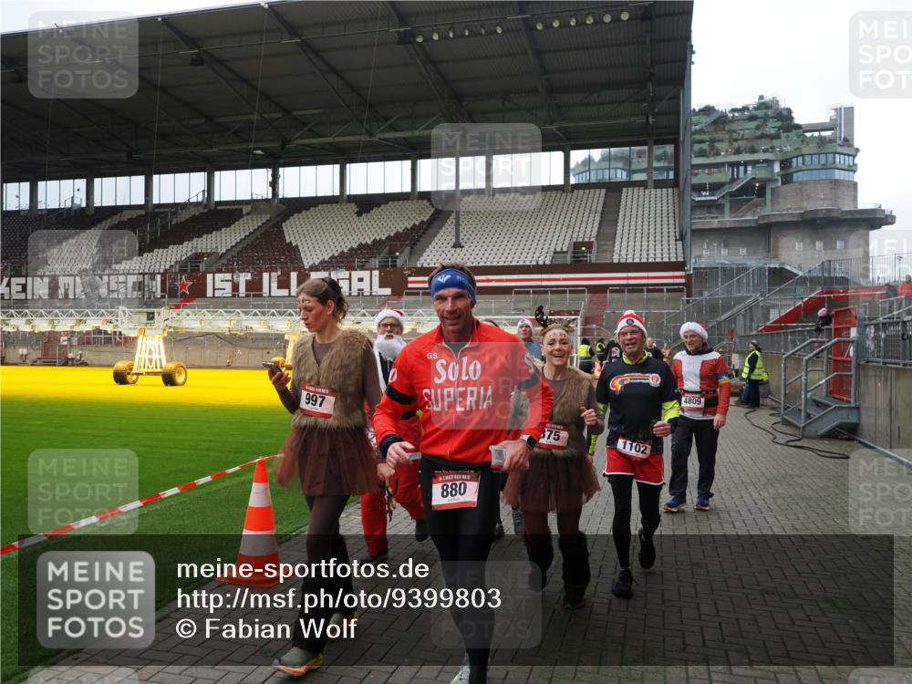 07.12.2025 - St. Pauli X-Mass-Run No. 15 Fabian Wolf http://msf.ph/oto/9399803 07.12.2025 11:03:00 Ziel 151, 160, 502, 574, 599, 602, 612, 875, 880, 953, 997, 1102, 1644, 1668, 1670, 4809 meine-sportfotos.de
