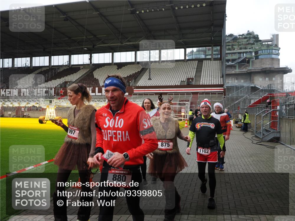 07.12.2025 - St. Pauli X-Mass-Run No. 15 Fabian Wolf http://msf.ph/oto/9399805 07.12.2025 11:03:00 Ziel 151, 160, 502, 574, 599, 602, 612, 875, 880, 953, 997, 1102, 1644, 1668, 1670, 4809 meine-sportfotos.de