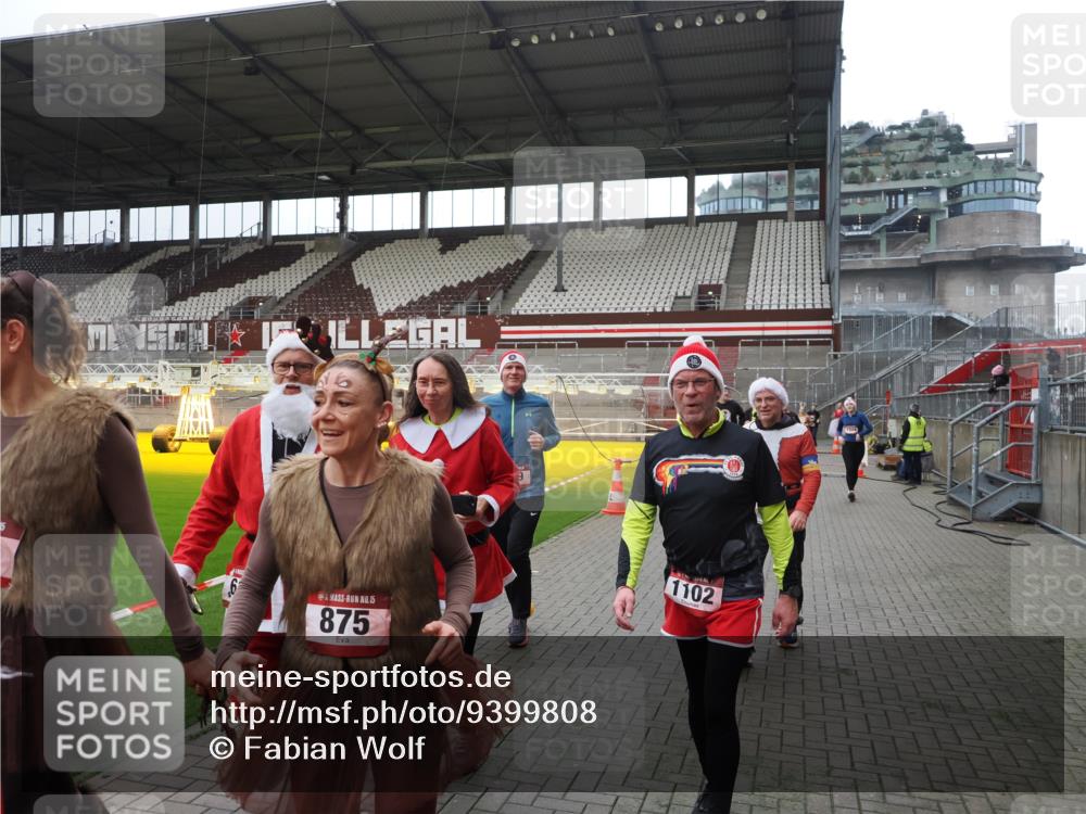 07.12.2025 - St. Pauli X-Mass-Run No. 15 Fabian Wolf http://msf.ph/oto/9399808 07.12.2025 11:03:01 Ziel 151, 160, 502, 574, 599, 602, 612, 875, 880, 953, 997, 1102, 1644, 1668, 1670, 4809 meine-sportfotos.de