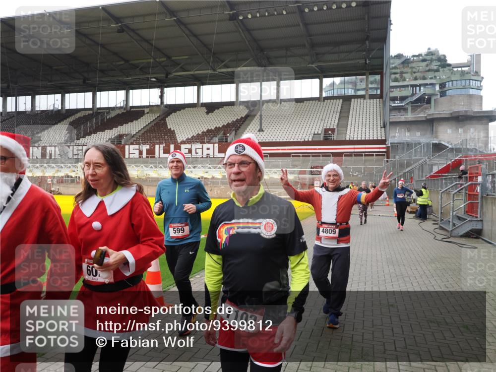 07.12.2025 - St. Pauli X-Mass-Run No. 15 Fabian Wolf http://msf.ph/oto/9399812 07.12.2025 11:03:02 Ziel 151, 160, 502, 574, 599, 602, 612, 875, 880, 953, 997, 1102, 1139, 1385, 1644, 1668, 1670, 4809 meine-sportfotos.de