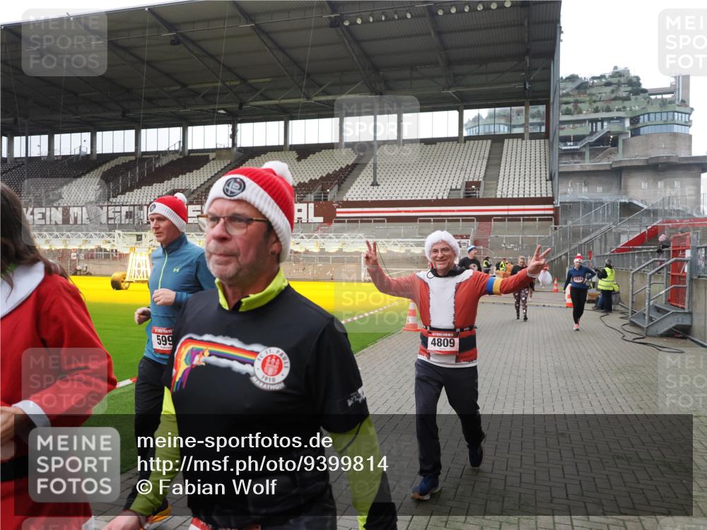 07.12.2025 - St. Pauli X-Mass-Run No. 15 Fabian Wolf http://msf.ph/oto/9399814 07.12.2025 11:03:02 Ziel 151, 160, 502, 574, 599, 602, 612, 875, 880, 953, 997, 1102, 1139, 1385, 1644, 1668, 1670, 4809 meine-sportfotos.de