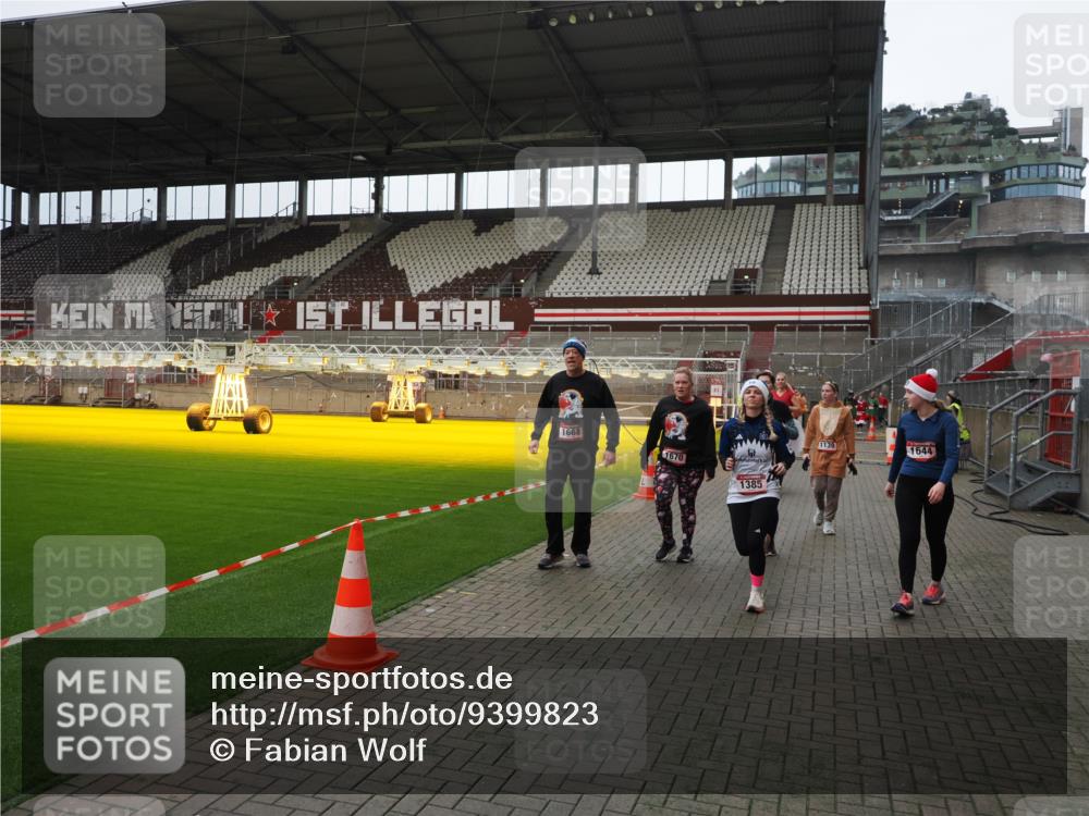 07.12.2025 - St. Pauli X-Mass-Run No. 15 Fabian Wolf http://msf.ph/oto/9399823 07.12.2025 11:03:08 Ziel 502, 599, 602, 612, 748, 875, 880, 953, 1102, 1139, 1199, 1385, 1644, 1668, 1670, 4809 meine-sportfotos.de