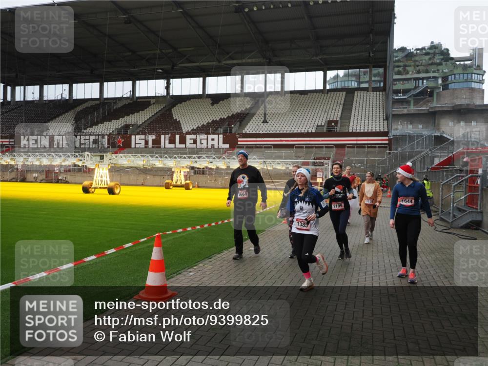 07.12.2025 - St. Pauli X-Mass-Run No. 15 Fabian Wolf http://msf.ph/oto/9399825 07.12.2025 11:03:09 Ziel 502, 599, 602, 612, 748, 875, 880, 953, 1102, 1139, 1199, 1385, 1644, 1668, 1670, 4809 meine-sportfotos.de