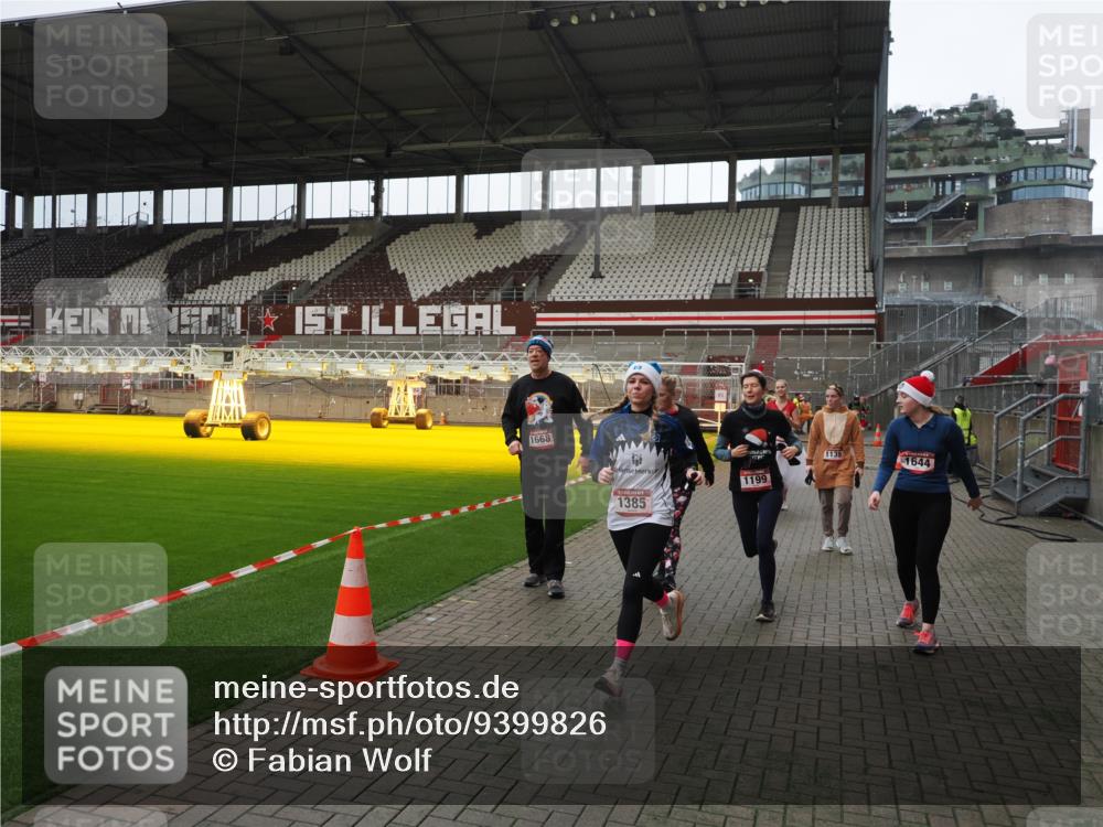 07.12.2025 - St. Pauli X-Mass-Run No. 15 Fabian Wolf http://msf.ph/oto/9399826 07.12.2025 11:03:09 Ziel 502, 599, 602, 612, 748, 875, 880, 953, 1102, 1139, 1199, 1385, 1644, 1668, 1670, 4809 meine-sportfotos.de