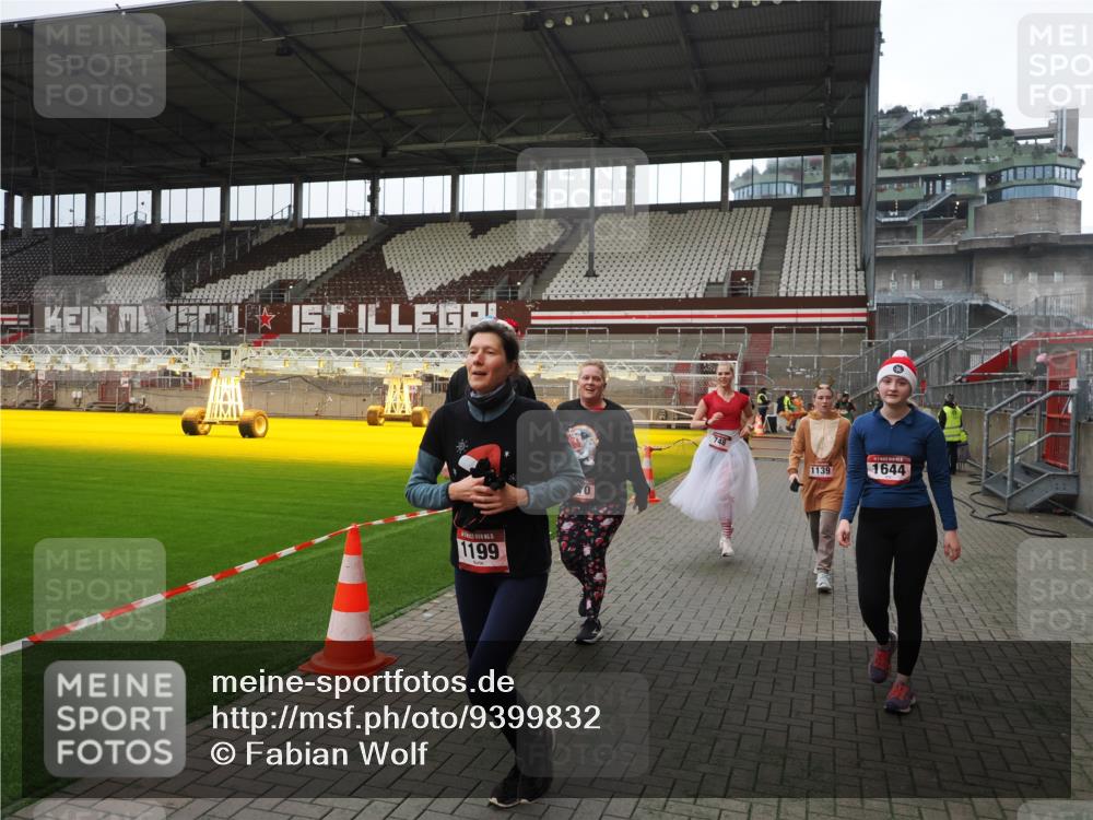 07.12.2025 - St. Pauli X-Mass-Run No. 15 Fabian Wolf http://msf.ph/oto/9399832 07.12.2025 11:03:10 Ziel 599, 602, 612, 748, 853, 875, 1139, 1199, 1385, 1644, 1668, 1670, 4809 meine-sportfotos.de
