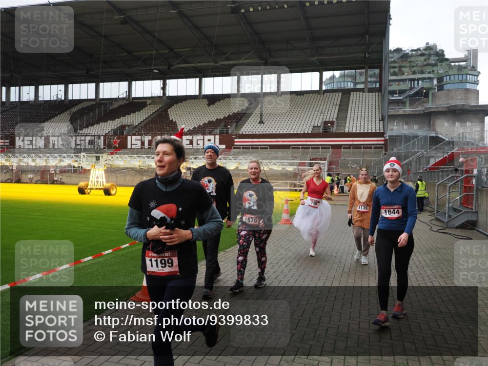 07.12.2025 - St. Pauli X-Mass-Run No. 15 Fabian Wolf http://msf.ph/oto/9399833 07.12.2025 11:03:10 Ziel 599, 602, 612, 748, 853, 875, 1139, 1199, 1385, 1644, 1668, 1670, 4809 meine-sportfotos.de