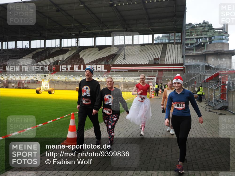 07.12.2025 - St. Pauli X-Mass-Run No. 15 Fabian Wolf http://msf.ph/oto/9399836 07.12.2025 11:03:11 Ziel 599, 602, 612, 748, 853, 1139, 1199, 1385, 1644, 1668, 1670, 4809 meine-sportfotos.de