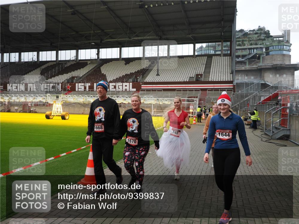 07.12.2025 - St. Pauli X-Mass-Run No. 15 Fabian Wolf http://msf.ph/oto/9399837 07.12.2025 11:03:11 Ziel 599, 602, 612, 748, 853, 1139, 1199, 1385, 1644, 1668, 1670, 4809 meine-sportfotos.de