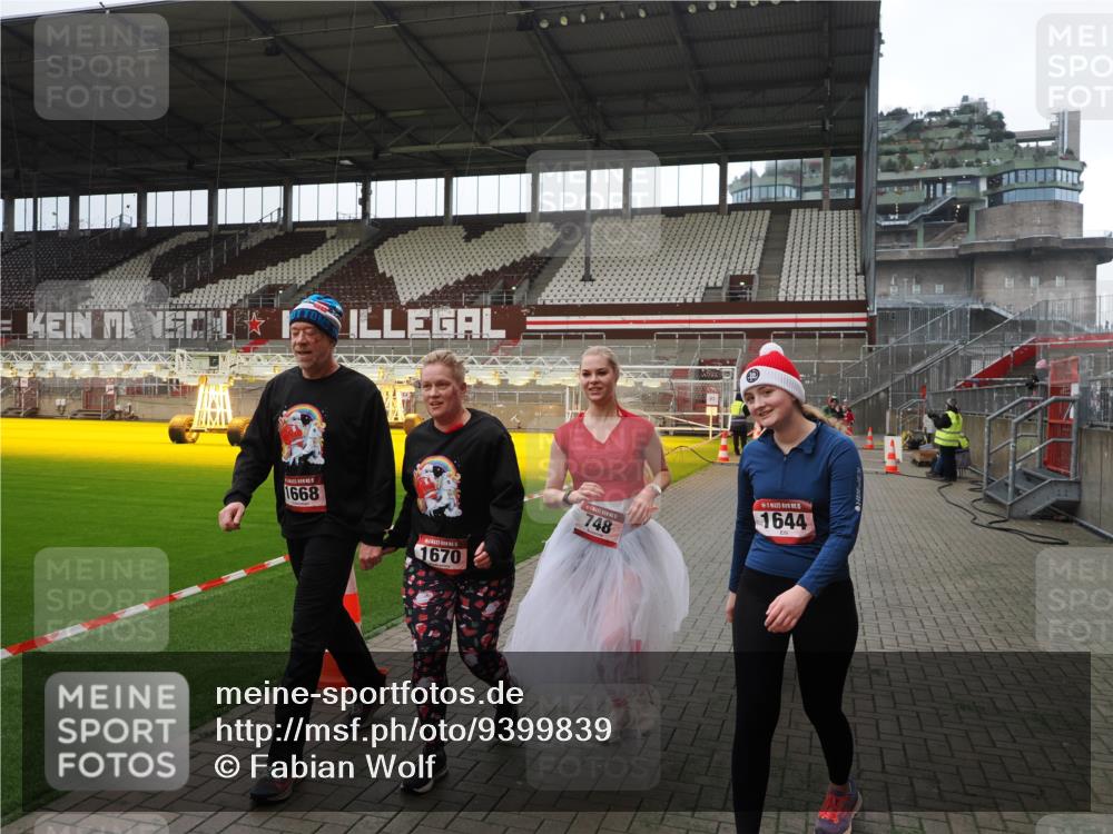 07.12.2025 - St. Pauli X-Mass-Run No. 15 Fabian Wolf http://msf.ph/oto/9399839 07.12.2025 11:03:11 Ziel 599, 602, 612, 748, 853, 1139, 1199, 1385, 1644, 1668, 1670, 4809 meine-sportfotos.de