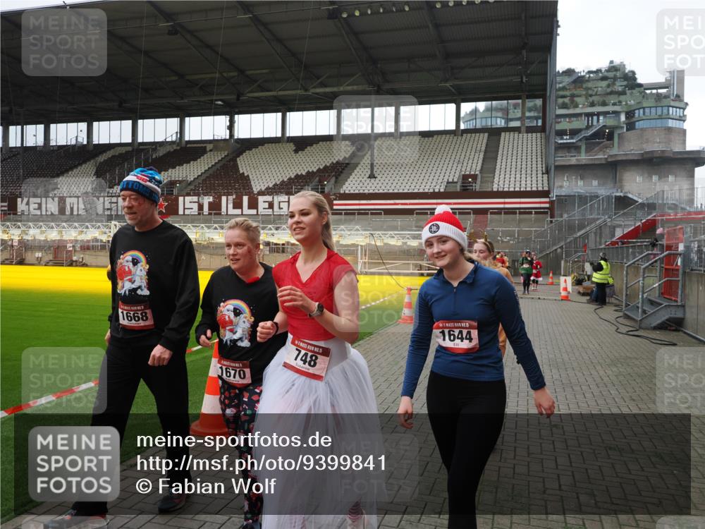 07.12.2025 - St. Pauli X-Mass-Run No. 15 Fabian Wolf http://msf.ph/oto/9399841 07.12.2025 11:03:12 Ziel 61, 599, 602, 612, 748, 853, 1139, 1199, 1385, 1644, 1668, 1670, 4809 meine-sportfotos.de