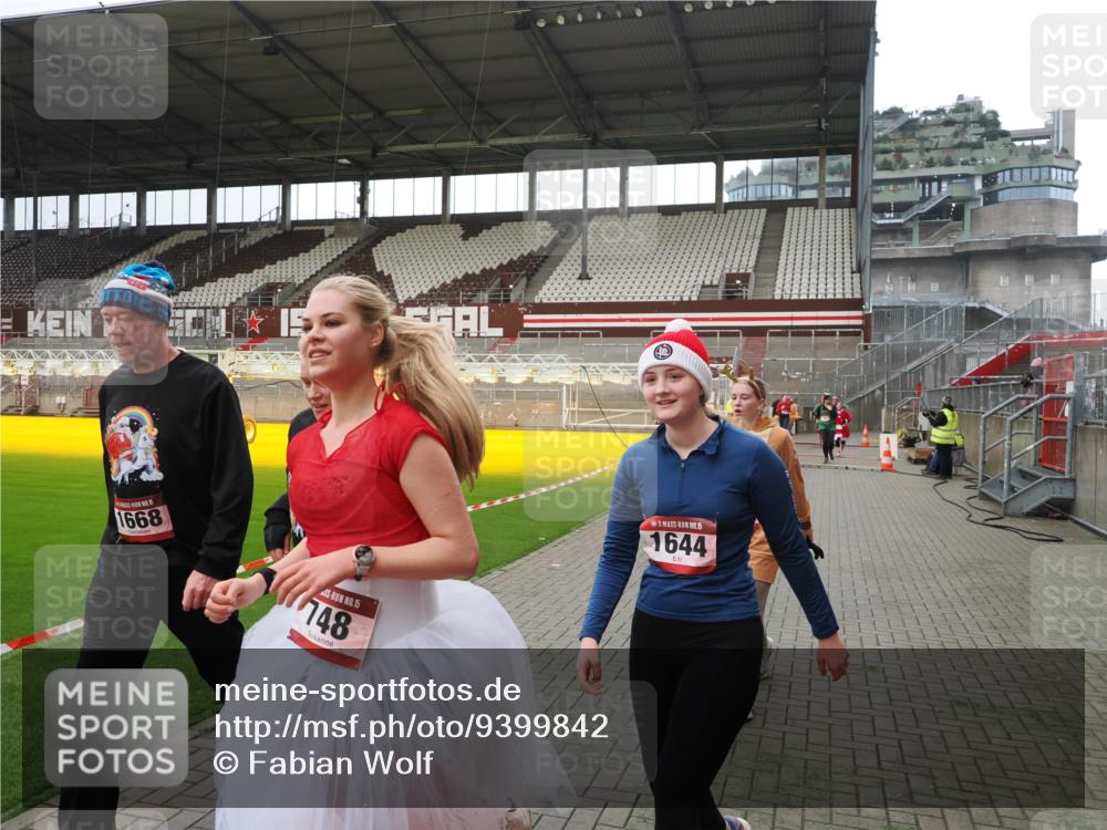 07.12.2025 - St. Pauli X-Mass-Run No. 15 Fabian Wolf http://msf.ph/oto/9399842 07.12.2025 11:03:12 Ziel 61, 599, 602, 612, 748, 853, 1139, 1199, 1385, 1644, 1668, 1670, 4809 meine-sportfotos.de