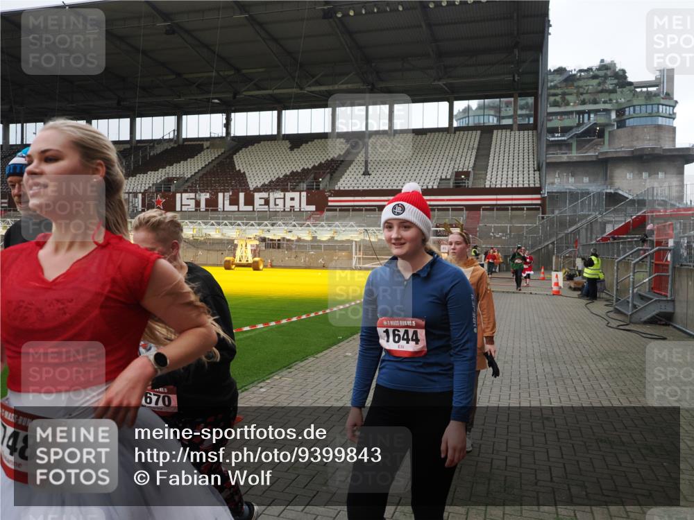 07.12.2025 - St. Pauli X-Mass-Run No. 15 Fabian Wolf http://msf.ph/oto/9399843 07.12.2025 11:03:12 Ziel 61, 599, 602, 612, 748, 853, 1139, 1199, 1385, 1644, 1668, 1670, 4809 meine-sportfotos.de