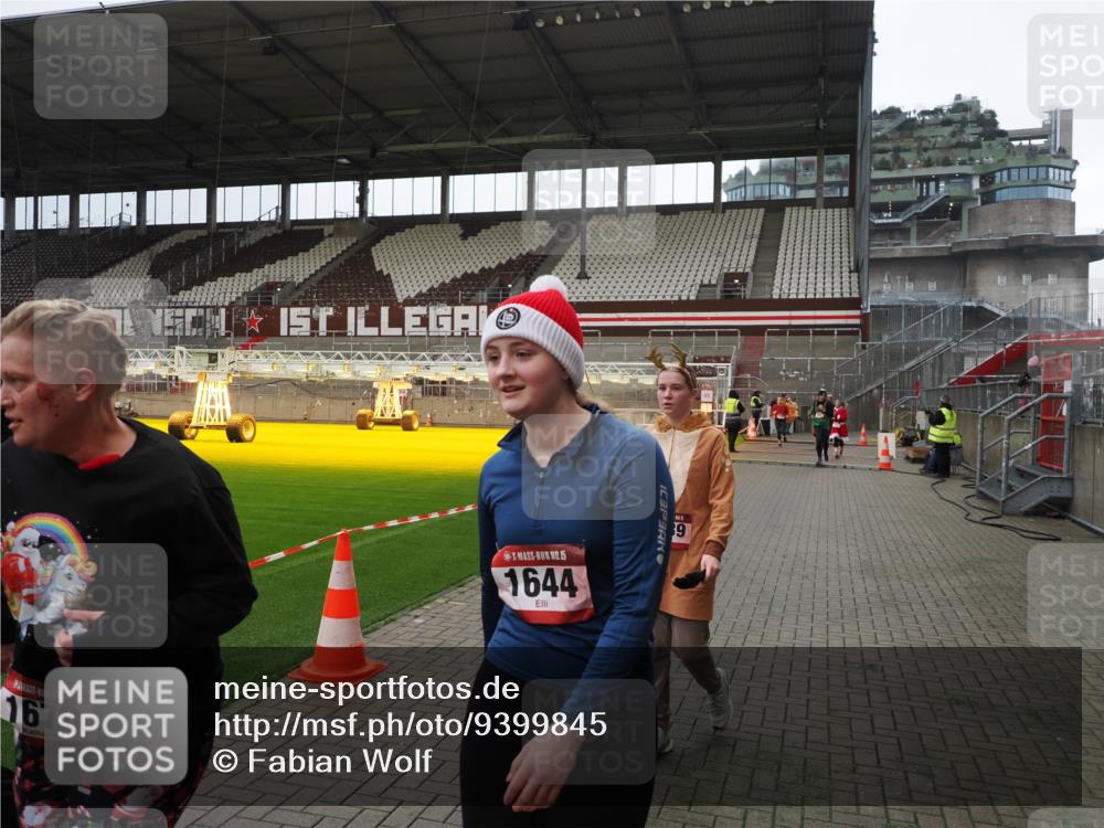 07.12.2025 - St. Pauli X-Mass-Run No. 15 Fabian Wolf http://msf.ph/oto/9399845 07.12.2025 11:03:13 Ziel 61, 64, 599, 748, 853, 1139, 1199, 1385, 1644, 1668, 1670, 1850 meine-sportfotos.de
