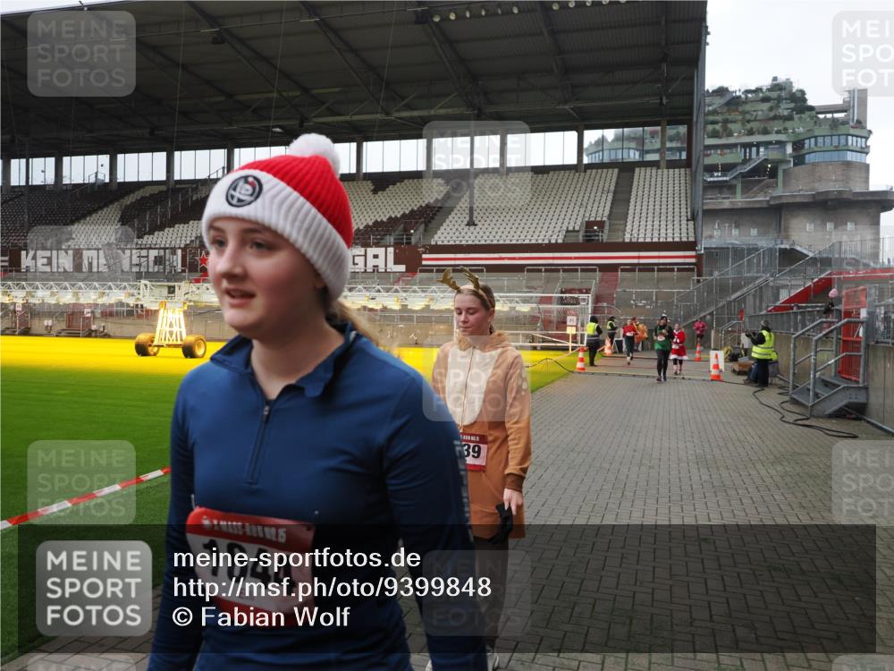 07.12.2025 - St. Pauli X-Mass-Run No. 15 Fabian Wolf http://msf.ph/oto/9399848 07.12.2025 11:03:13 Ziel 61, 64, 599, 748, 853, 1139, 1199, 1385, 1644, 1668, 1670, 1850 meine-sportfotos.de
