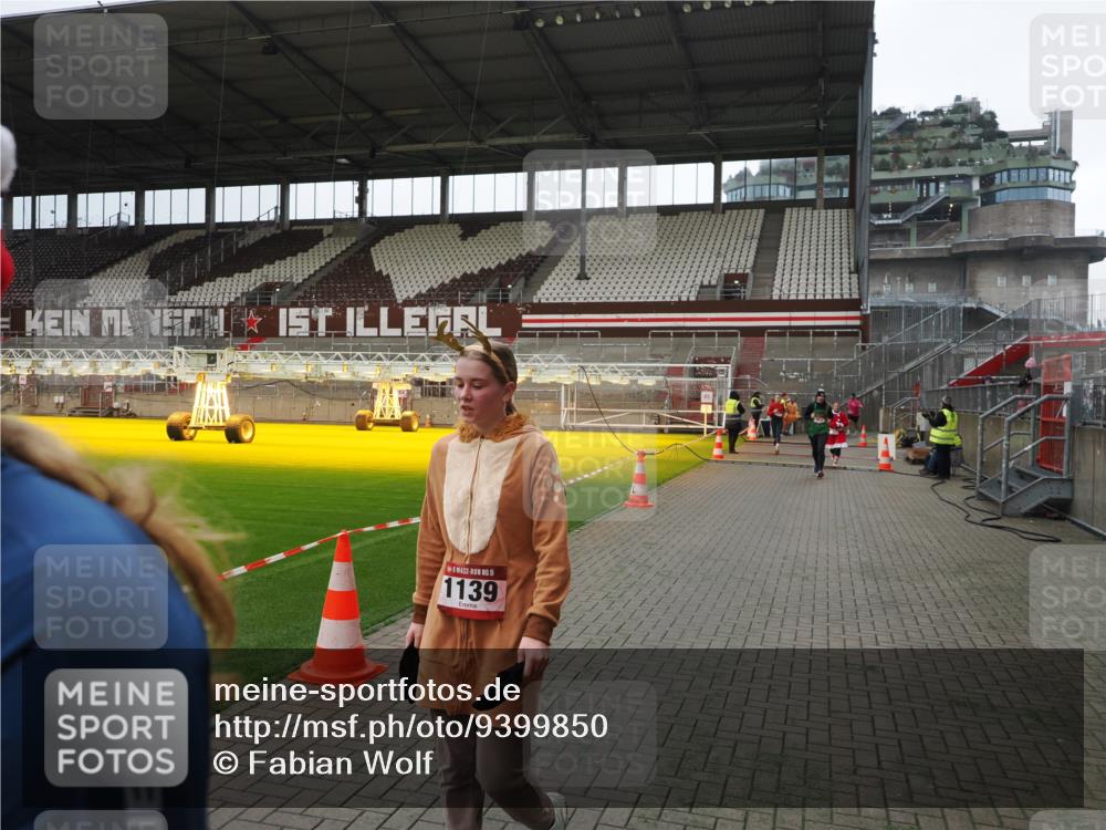 07.12.2025 - St. Pauli X-Mass-Run No. 15 Fabian Wolf http://msf.ph/oto/9399850 07.12.2025 11:03:14 Ziel 61, 64, 748, 853, 1139, 1199, 1385, 1644, 1668, 1670, 1850 meine-sportfotos.de