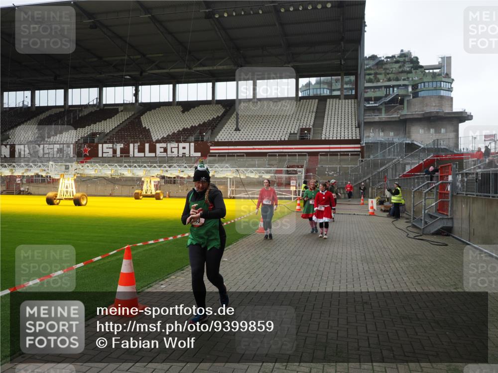 07.12.2025 - St. Pauli X-Mass-Run No. 15 Fabian Wolf http://msf.ph/oto/9399859 07.12.2025 11:03:19 Ziel 61, 64, 186, 748, 853, 1139, 1199, 1385, 1850 meine-sportfotos.de