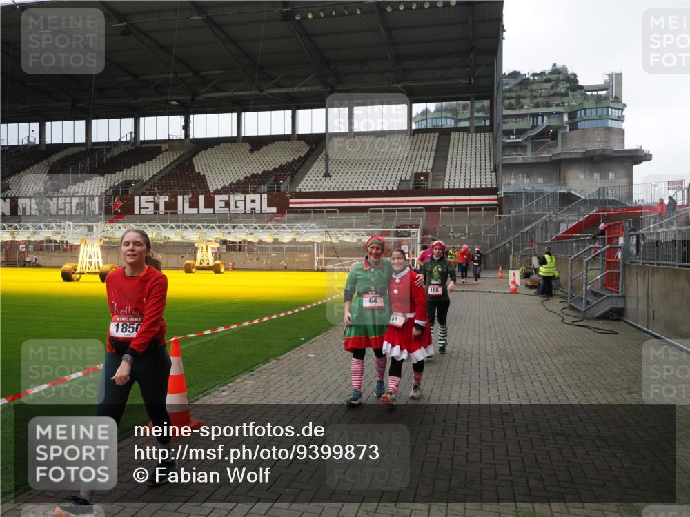 07.12.2025 - St. Pauli X-Mass-Run No. 15 Fabian Wolf http://msf.ph/oto/9399873 07.12.2025 11:03:23 Ziel 61, 64, 102, 109, 186, 748, 853, 1199, 1850 meine-sportfotos.de