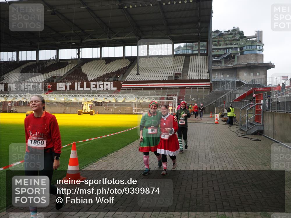 07.12.2025 - St. Pauli X-Mass-Run No. 15 Fabian Wolf http://msf.ph/oto/9399874 07.12.2025 11:03:24 Ziel 61, 64, 102, 109, 186, 748, 853, 1199, 1850 meine-sportfotos.de
