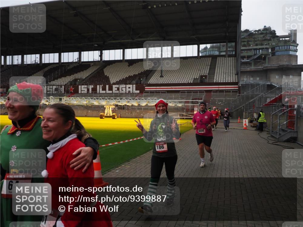 07.12.2025 - St. Pauli X-Mass-Run No. 15 Fabian Wolf http://msf.ph/oto/9399887 07.12.2025 11:03:26 Ziel 61, 64, 102, 109, 186, 853, 1850 meine-sportfotos.de