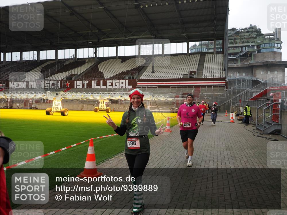 07.12.2025 - St. Pauli X-Mass-Run No. 15 Fabian Wolf http://msf.ph/oto/9399889 07.12.2025 11:03:27 Ziel 61, 64, 102, 109, 186, 853, 1850 meine-sportfotos.de