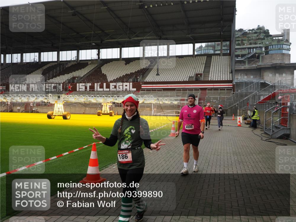07.12.2025 - St. Pauli X-Mass-Run No. 15 Fabian Wolf http://msf.ph/oto/9399890 07.12.2025 11:03:27 Ziel 61, 64, 102, 109, 186, 853, 1850 meine-sportfotos.de