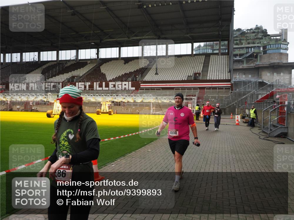 07.12.2025 - St. Pauli X-Mass-Run No. 15 Fabian Wolf http://msf.ph/oto/9399893 07.12.2025 11:03:28 Ziel 61, 64, 102, 109, 186, 853, 1850 meine-sportfotos.de