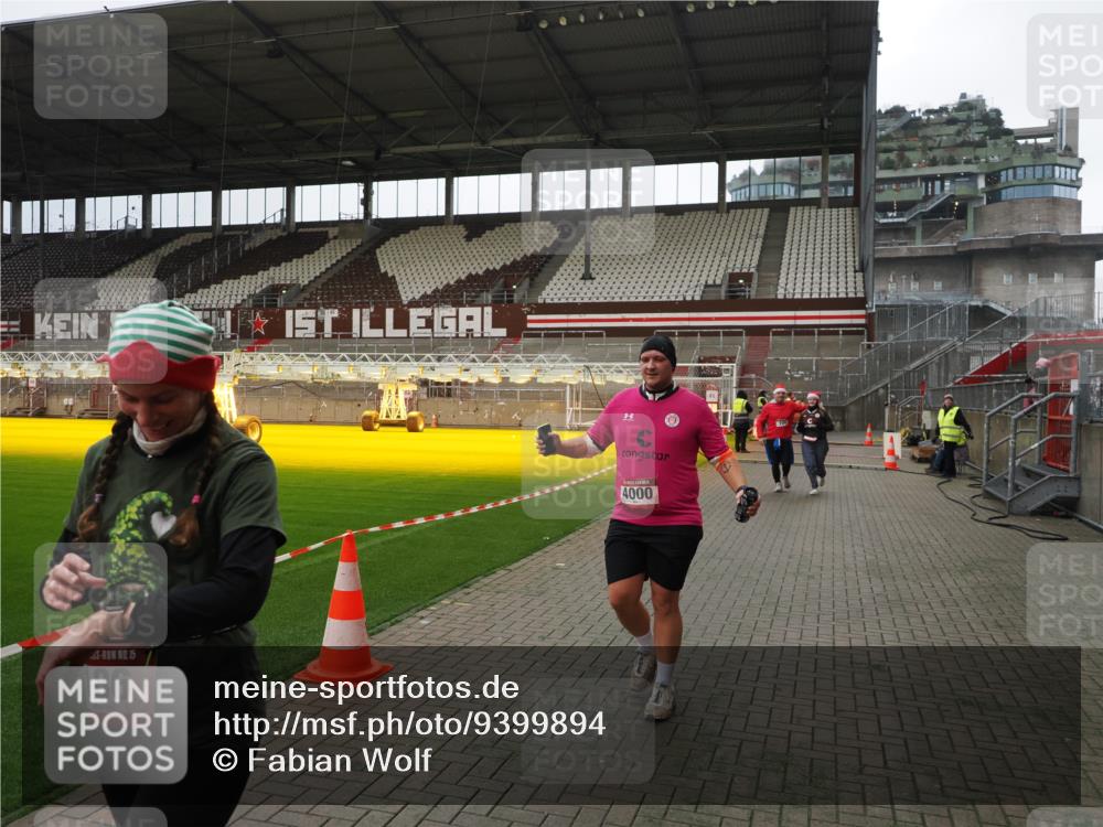 07.12.2025 - St. Pauli X-Mass-Run No. 15 Fabian Wolf http://msf.ph/oto/9399894 07.12.2025 11:03:28 Ziel 61, 64, 102, 109, 186, 853, 1850 meine-sportfotos.de