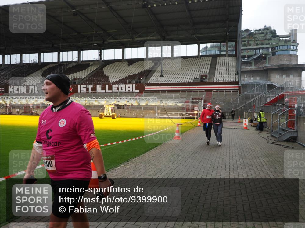 07.12.2025 - St. Pauli X-Mass-Run No. 15 Fabian Wolf http://msf.ph/oto/9399900 07.12.2025 11:03:29 Ziel 61, 64, 102, 109, 186, 853, 1850 meine-sportfotos.de