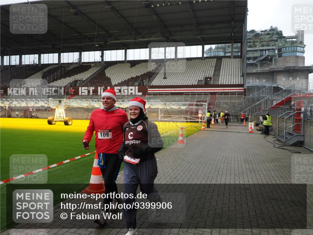 07.12.2025 - St. Pauli X-Mass-Run No. 15 Fabian Wolf http://msf.ph/oto/9399906 07.12.2025 11:03:33 Ziel 64, 102, 109, 186, 1551, 1850 meine-sportfotos.de