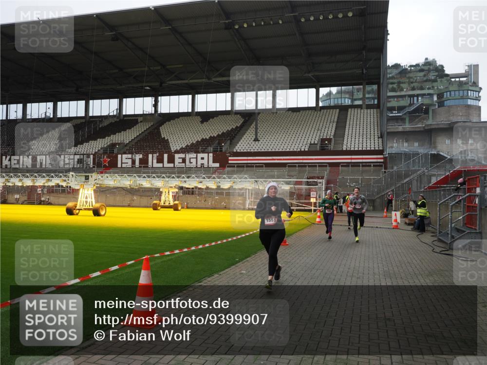 07.12.2025 - St. Pauli X-Mass-Run No. 15 Fabian Wolf http://msf.ph/oto/9399907 07.12.2025 11:03:39 Ziel 102, 109, 297, 505, 514, 1551 meine-sportfotos.de