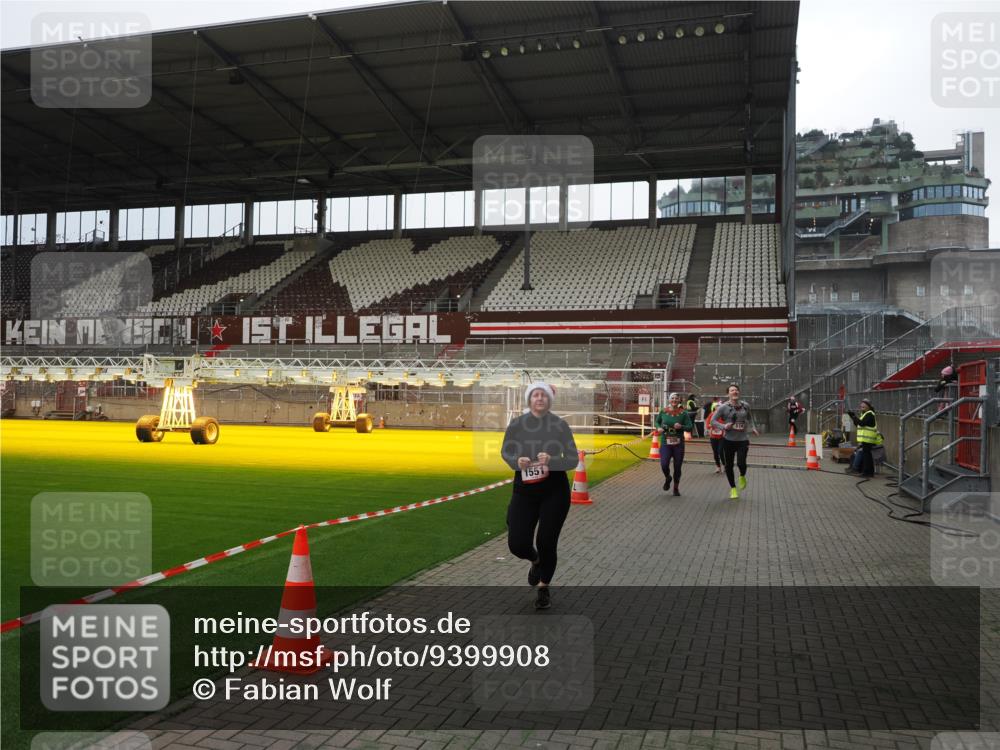 07.12.2025 - St. Pauli X-Mass-Run No. 15 Fabian Wolf http://msf.ph/oto/9399908 07.12.2025 11:03:40 Ziel 102, 109, 297, 505, 514, 1551 meine-sportfotos.de