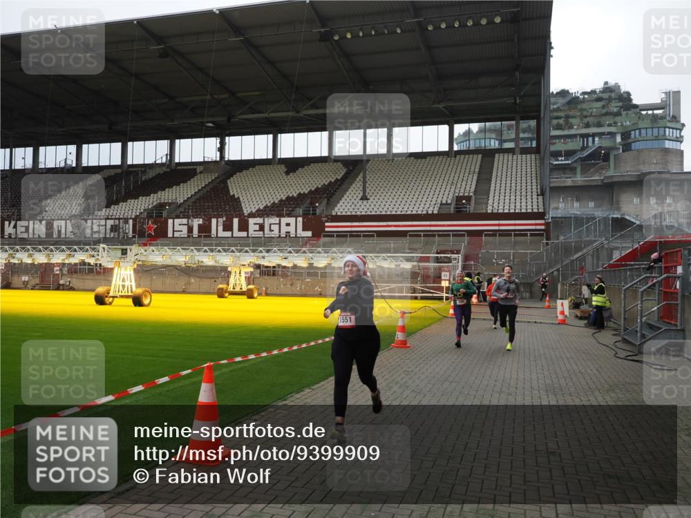 07.12.2025 - St. Pauli X-Mass-Run No. 15 Fabian Wolf http://msf.ph/oto/9399909 07.12.2025 11:03:40 Ziel 102, 109, 297, 505, 514, 1551 meine-sportfotos.de