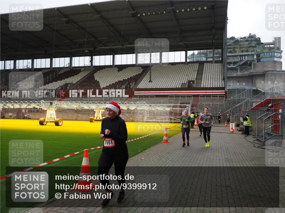 07.12.2025 - St. Pauli X-Mass-Run No. 15 Fabian Wolf http://msf.ph/oto/9399912 07.12.2025 11:03:40 Ziel 102, 109, 297, 505, 514, 1551 meine-sportfotos.de