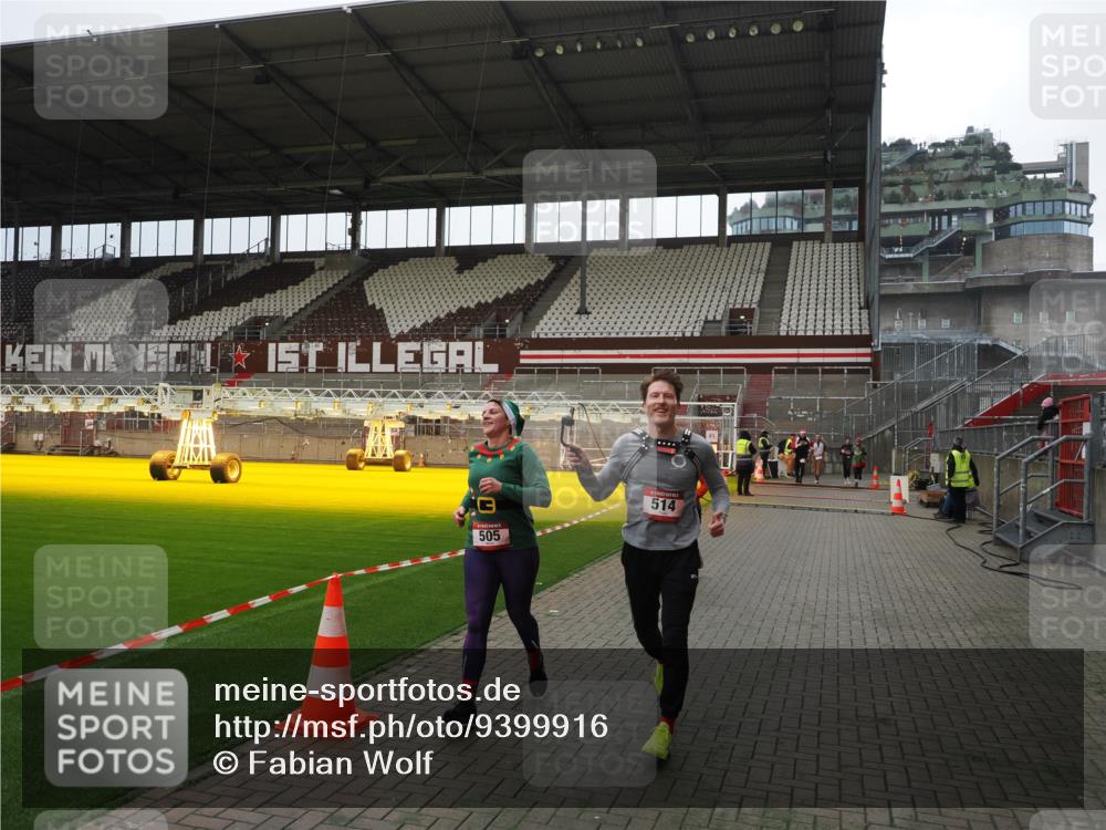 07.12.2025 - St. Pauli X-Mass-Run No. 15 Fabian Wolf http://msf.ph/oto/9399916 07.12.2025 11:03:43 Ziel 102, 109, 297, 505, 514, 1551 meine-sportfotos.de