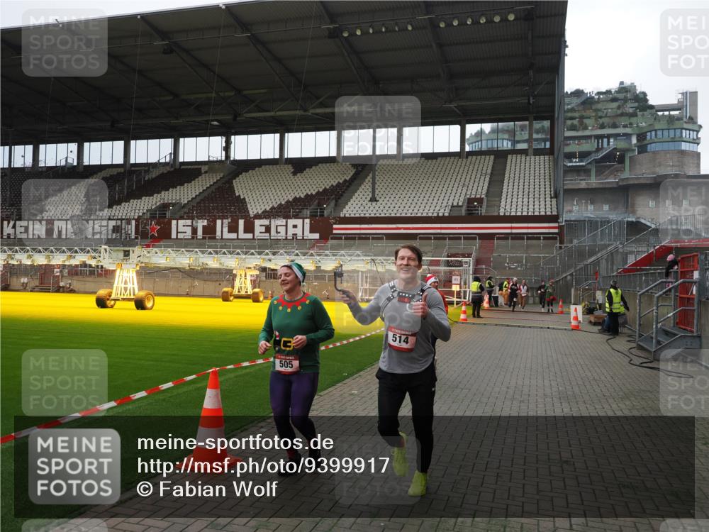 07.12.2025 - St. Pauli X-Mass-Run No. 15 Fabian Wolf http://msf.ph/oto/9399917 07.12.2025 11:03:43 Ziel 102, 109, 297, 505, 514, 1551 meine-sportfotos.de