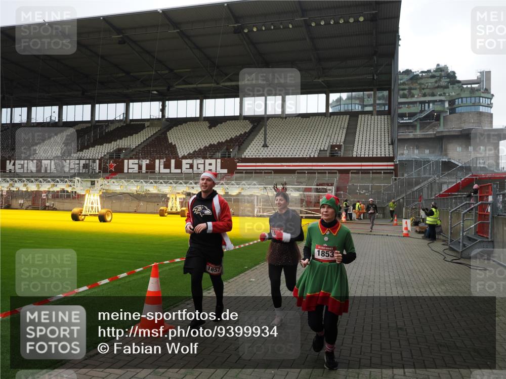07.12.2025 - St. Pauli X-Mass-Run No. 15 Fabian Wolf http://msf.ph/oto/9399934 07.12.2025 11:03:53 Ziel 222, 297, 505, 514, 719, 1551, 1853, 1857, 1860 meine-sportfotos.de