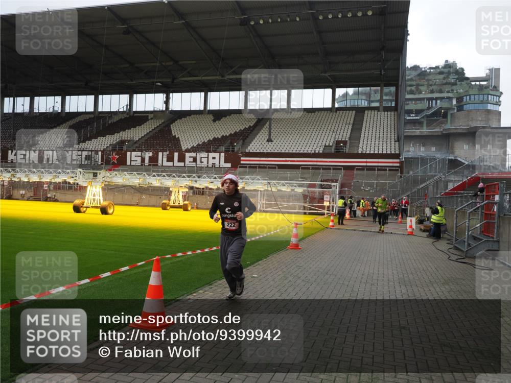 07.12.2025 - St. Pauli X-Mass-Run No. 15 Fabian Wolf http://msf.ph/oto/9399942 07.12.2025 11:03:59 Ziel 222, 432, 719, 1853, 1857, 1860 meine-sportfotos.de