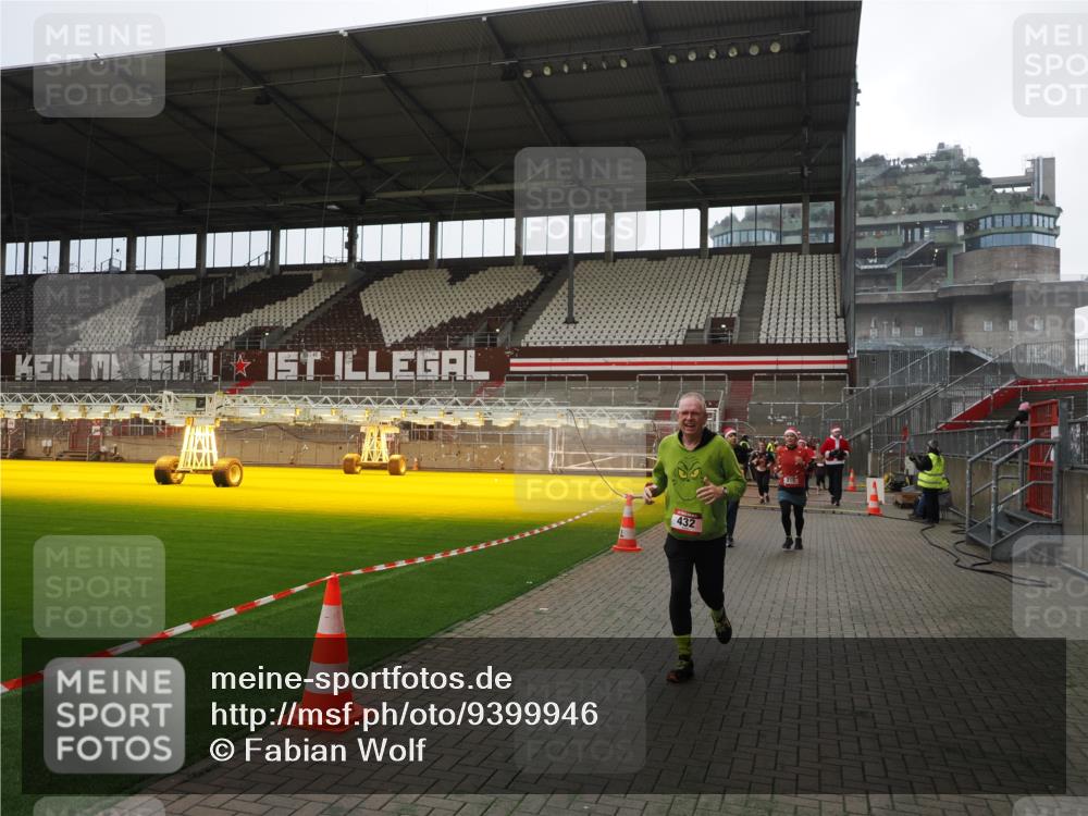 07.12.2025 - St. Pauli X-Mass-Run No. 15 Fabian Wolf http://msf.ph/oto/9399946 07.12.2025 11:04:04 Ziel 215, 216, 222, 432, 719, 764, 1853, 1854, 1856, 1857, 1860 meine-sportfotos.de