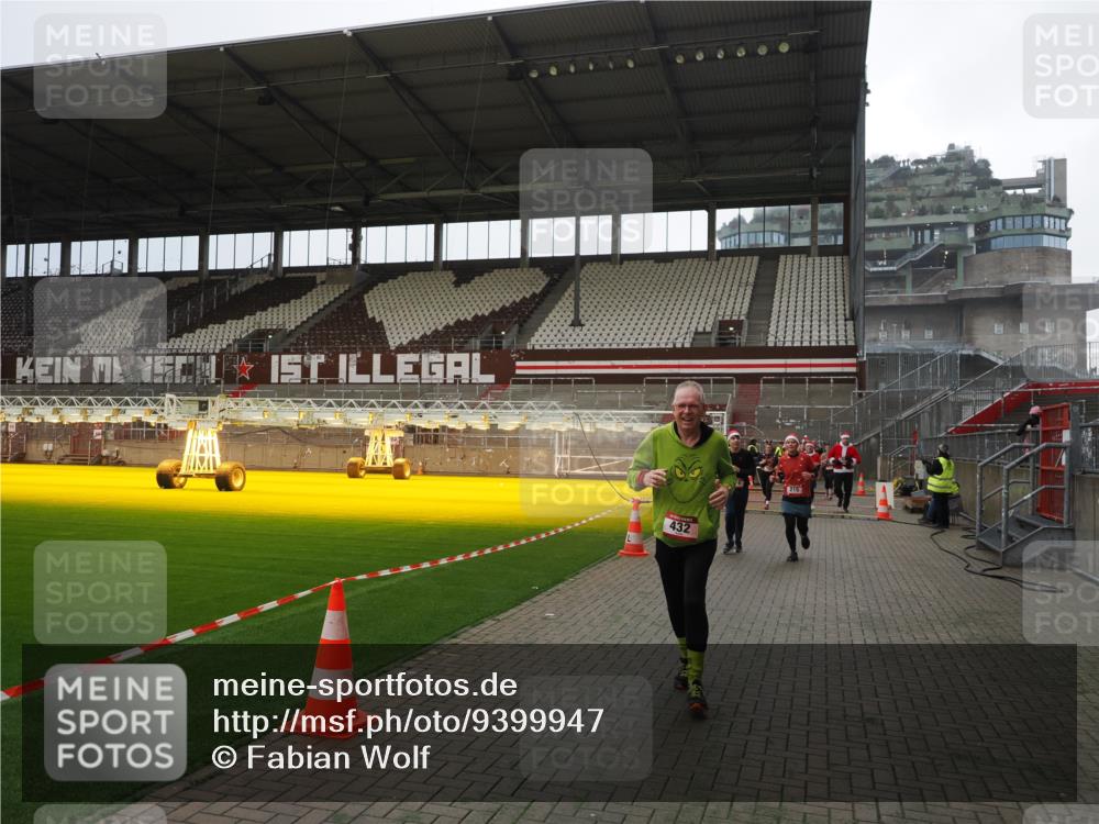07.12.2025 - St. Pauli X-Mass-Run No. 15 Fabian Wolf http://msf.ph/oto/9399947 07.12.2025 11:04:05 Ziel 215, 216, 222, 432, 719, 734, 764, 1200, 1853, 1854, 1856, 1857, 1860 meine-sportfotos.de