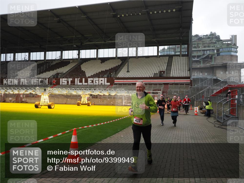 07.12.2025 - St. Pauli X-Mass-Run No. 15 Fabian Wolf http://msf.ph/oto/9399949 07.12.2025 11:04:05 Ziel 215, 216, 222, 432, 719, 734, 764, 1200, 1853, 1854, 1856, 1857, 1860 meine-sportfotos.de