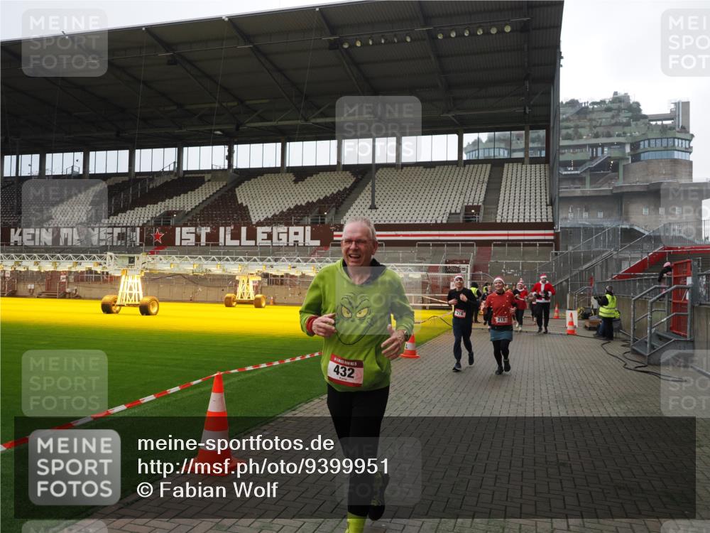 07.12.2025 - St. Pauli X-Mass-Run No. 15 Fabian Wolf http://msf.ph/oto/9399951 07.12.2025 11:04:05 Ziel 215, 216, 222, 432, 719, 734, 764, 1200, 1853, 1854, 1856, 1857, 1860 meine-sportfotos.de