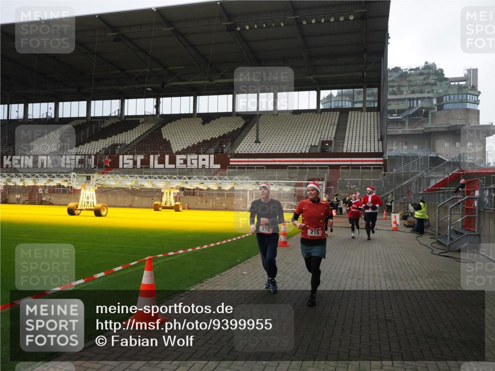 07.12.2025 - St. Pauli X-Mass-Run No. 15 Fabian Wolf http://msf.ph/oto/9399955 07.12.2025 11:04:07 Ziel 215, 216, 222, 432, 734, 764, 1200, 1252, 1254, 1854, 1856 meine-sportfotos.de