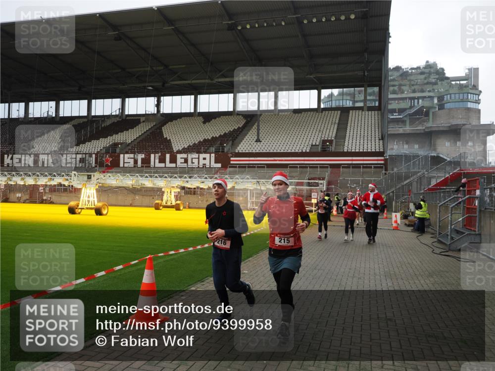07.12.2025 - St. Pauli X-Mass-Run No. 15 Fabian Wolf http://msf.ph/oto/9399958 07.12.2025 11:04:08 Ziel 215, 216, 222, 432, 734, 764, 1200, 1252, 1254, 1401, 1695, 1854, 1856 meine-sportfotos.de
