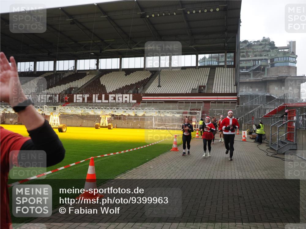 07.12.2025 - St. Pauli X-Mass-Run No. 15 Fabian Wolf http://msf.ph/oto/9399963 07.12.2025 11:04:09 Ziel 215, 216, 222, 432, 734, 764, 1200, 1252, 1254, 1401, 1695, 1854, 1856 meine-sportfotos.de