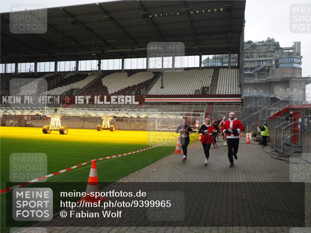 07.12.2025 - St. Pauli X-Mass-Run No. 15 Fabian Wolf http://msf.ph/oto/9399965 07.12.2025 11:04:09 Ziel 215, 216, 222, 432, 734, 764, 1200, 1252, 1254, 1401, 1695, 1854, 1856 meine-sportfotos.de