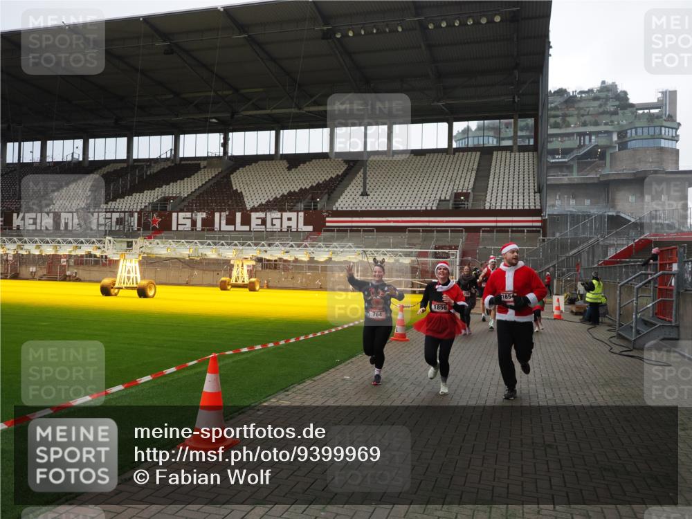 07.12.2025 - St. Pauli X-Mass-Run No. 15 Fabian Wolf http://msf.ph/oto/9399969 07.12.2025 11:04:10 Ziel 215, 216, 222, 432, 734, 764, 1200, 1252, 1254, 1401, 1695, 1854, 1856 meine-sportfotos.de