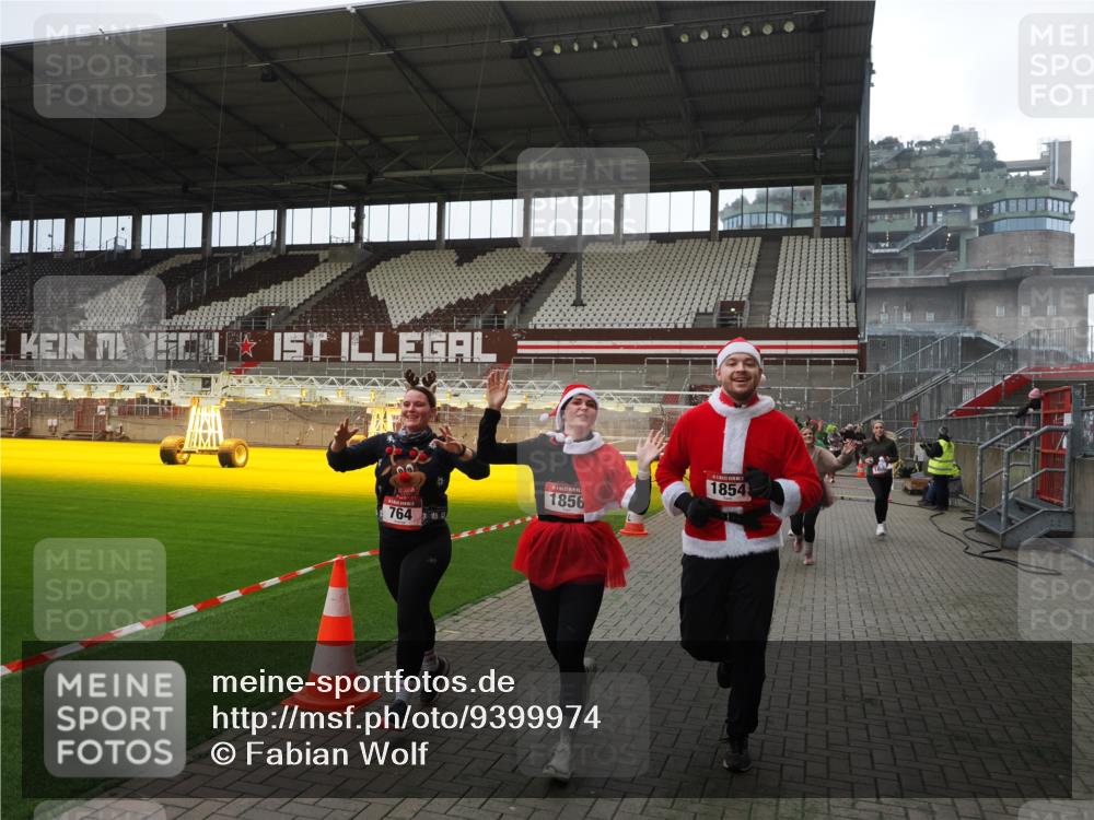 07.12.2025 - St. Pauli X-Mass-Run No. 15 Fabian Wolf http://msf.ph/oto/9399974 07.12.2025 11:04:11 Ziel 215, 216, 222, 432, 734, 764, 1200, 1252, 1254, 1401, 1695, 1854, 1856 meine-sportfotos.de
